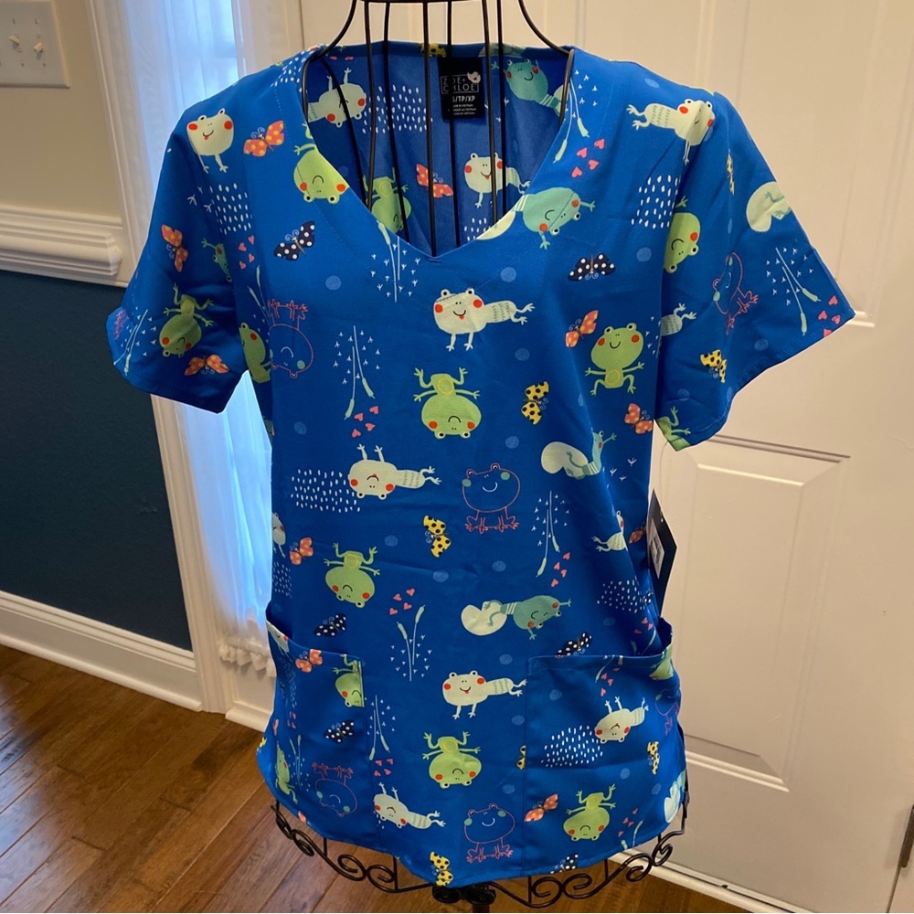 New Zoe + Chloe Frog and Butterfly Royal Blue Women Scrub top Extra Small XS